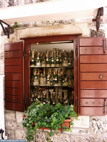 Окно сувенирной лавки с маслами. путешествия, Хорватия, Трогир