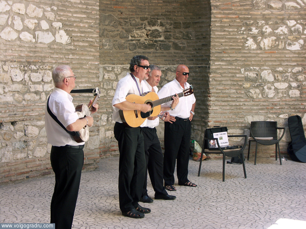 Ансамбль в вестибюле исполняет народные хорватские песни. путешествия, Сплит, Хорватия