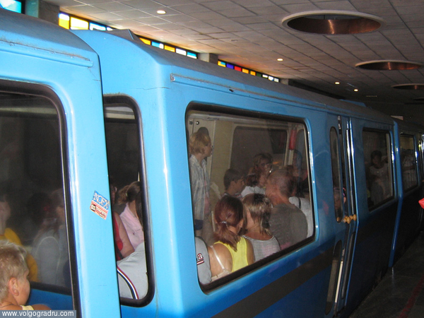 На таких вагонетках туристы едут в пещеру, один поезд вмещает 90 человек, едет под землей минут 10. Абхазия, Новый Афон, пещера