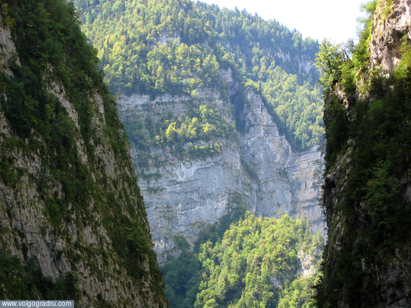 Узкое ущелье в горах. Абхазия, горы, каменный мешок