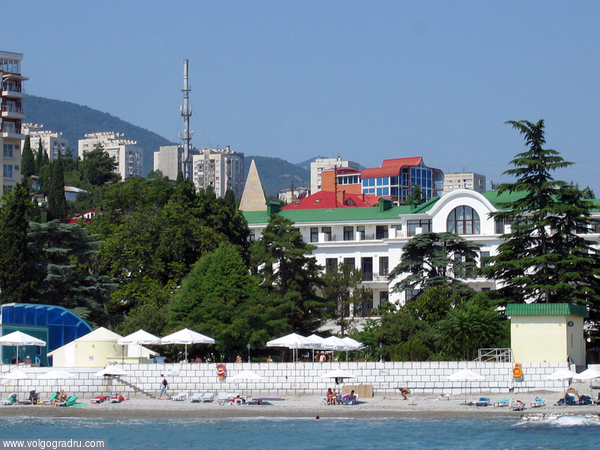 Пляж отеля Radisson, сзади красные крыши пансионата Кримськi Зорi. Алушта, отели, пляж