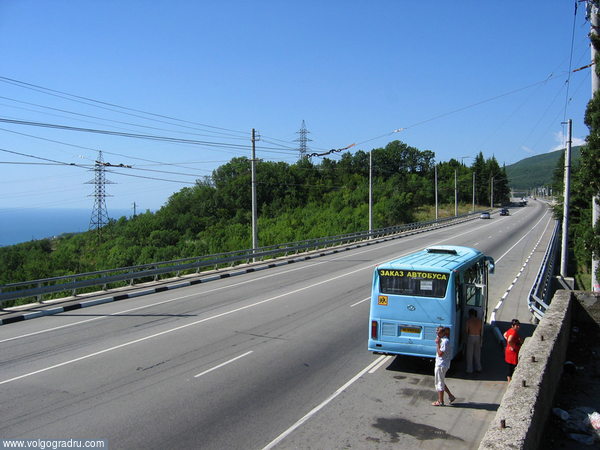 По пути в Балаклаву автобус приказал долго жить, ждём запасной. Троллейбусы ходят направо в Ялту, налево в Алушту и Симферополь.. Крым, южный берег, трасса