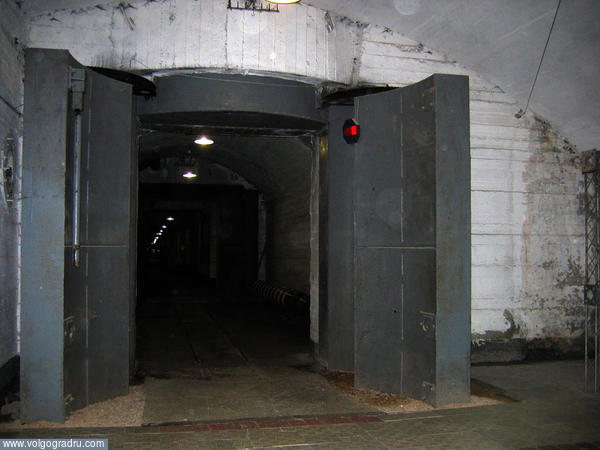 Двери завода подводных лодок, толщина каждой створки 40 см, вес 10 тонн, рассчитаны на ядерный взрыв.. Балаклава, музей, двери