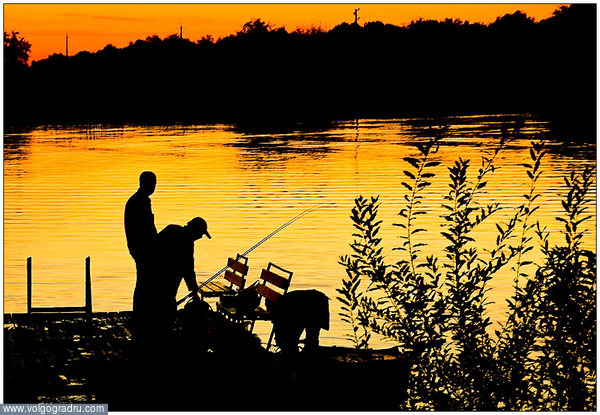 На закате, под Астраханью.. река, рыбалка, рыбаки.