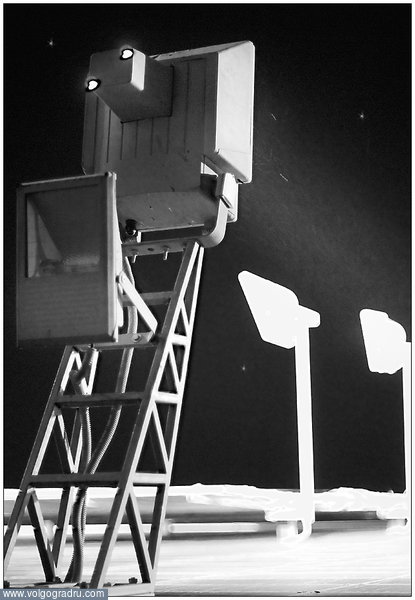 Настенное освещение рекламной конструкции одного из кинотеатров.. Фонари, космодром, UFO