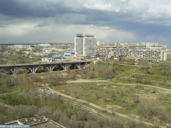 С Волжских парусов. центральный район, панорама Волгограда, мост через Царицу