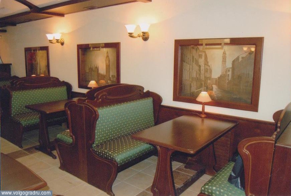 Столики кофейни стилизованы под вагон-ресторан. кафе, клуб св, кофейня св
