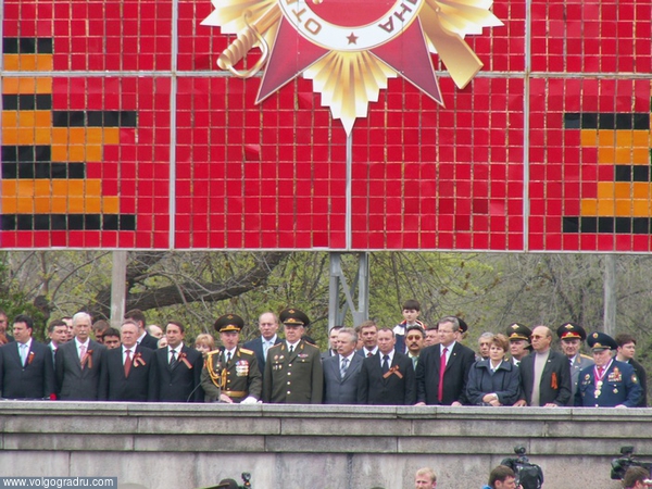 На трибуне стоят все руководители региона. День Победы, 9 мая в Волгограде, 9 мая