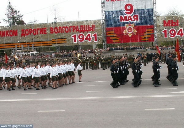 Колонна женщин-военнослужащих на параде. День Победы, 9 мая в Волгограде, 9 мая
