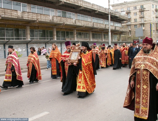 Участники крестного хода несли лик Урюпинской Божией Матери. День Победы, 9 мая в Волгограде, 9 мая