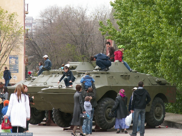 Детвора с удовольствием осматривает военную технику . День Победы, 9 мая в Волгограде, 9 мая