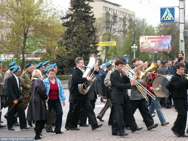 Зрители шли на парад под звуки духового оркестра. День Победы, 9 мая в Волгограде, 9 мая