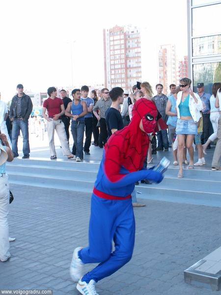 Человек-паук тоже принимал участие в установлении рекорда. Человек-паук, Парк Хаус, Рекорд Гиннесса