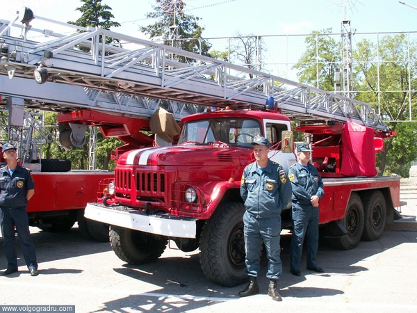 Москва подарила 3 машины с 30-метровыми лестницами. передача пожарной техники, подарок москвы волгограду, пожарная машина