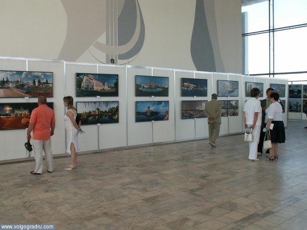 В фоей ЦКЗ организована фотовыставка о Москве. 