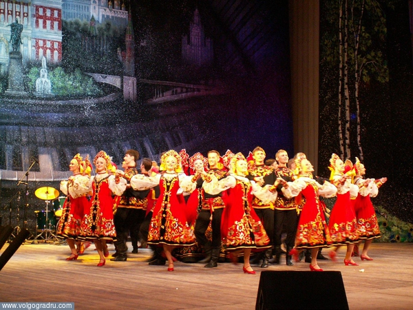 На сцене ЦКЗ выступали фольклорные коллективы столицы. 
