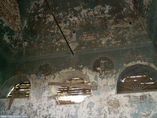 Чудом сохранившиеся фрески в церкви Дмитрия Солунского. Жирновский район, Жирновск, церковь