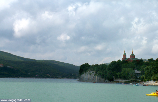 Озеро Абрау, рядом с которым стоит предприятие «Абрау-дюрсо». Отдых, Россия, путешествия