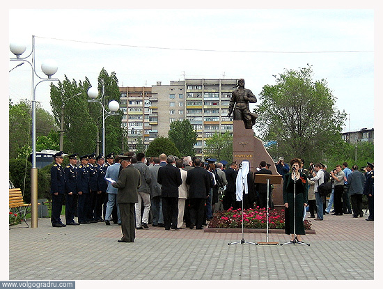 Первыми к памятнику подошли почётные гости. камышин, Волгоградская, Памятник Маресьеву