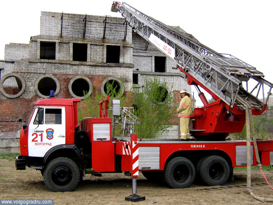 Пожарная машина в боевой готовности. Учения сотрудников МЧС, учения, сотрудники