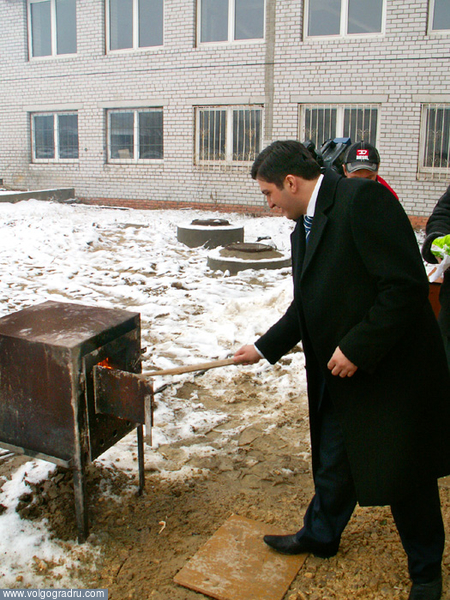 Роланд Херианов принимает участие в сжигании наркотиков. сжигание наркотиков, сжигание героина и маковой соломы, печь для сжигания вещдоков