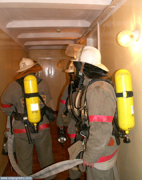 Пожарные производят осмотр помещений на 4 этаже НЭТа. учения, управления МЧС России, по Волгоградской области
