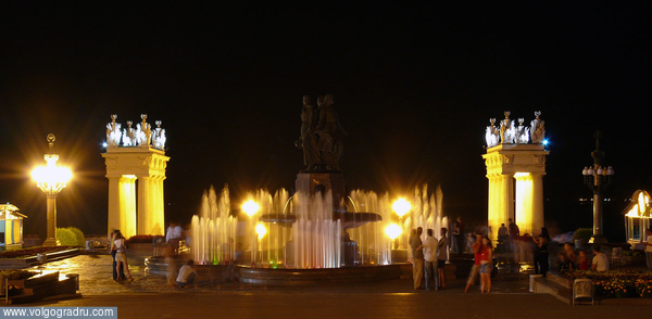 Вечерние гуляния у фонтана. 