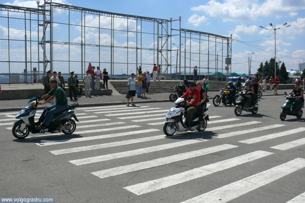 Участники байкерской тусовки на легких мотоциклах. Байкеры, мотоциклисты, мотоциклы
