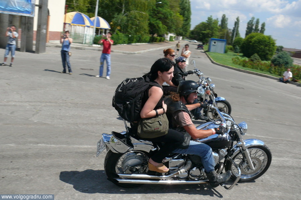 Участники байкерской тусовки отправляются к месту проведения шоу. Байкеры, мотоциклисты, мотоциклы