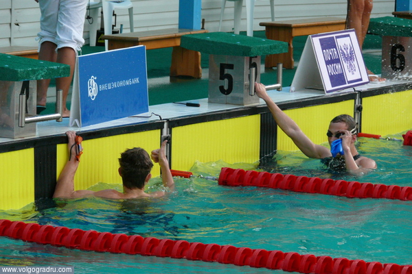 800 м в/с, юноши. 15.06.08, вечер. Антон Добржанский так оценивает результаты заплыва.. плавание, спорт, бассейн «Искра»
