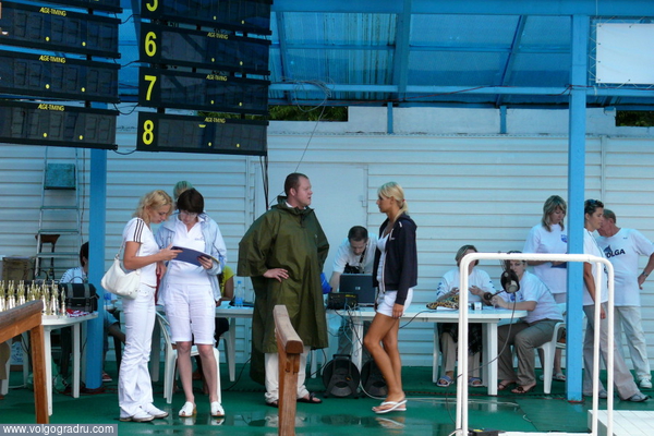 Судейская бригада готовится к финальным заплывам. В зеленом дождевике - Евгений Садовый.. плавание, спорт, бассейн «Искра»