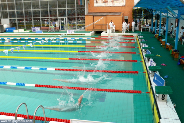 Старт финального заплыва на 400 м вольным стилем у девушек. 13.06.08, вечер.. плавание, спорт, бассейн «Искра»