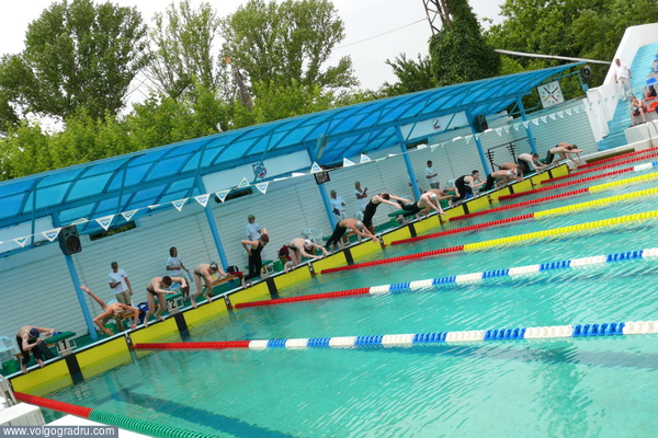 Старт самого многочисленного заплыва - на 1500 м вольным стилем у юношей. 16 человек на 8 дорожках. 13.06.08, утро.. плавание, спорт, бассейн «Искра»