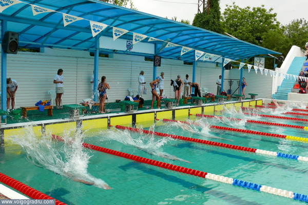 Старт предварительного заплыва на 200 м батерфляем у девушек. 13.06.08, утро.. плавание, спорт, бассейн «Искра»