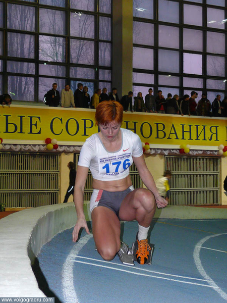 Татьяна Самарина (Волгоград) готовится принять старт в первом забеге на 400 м.. Кубок губернатора, лёгкая атлетика, чемпионы лёгкой атлетики
