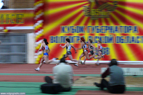 3-й забег женщин на 60 м выигрывает Мария Боликова (Волгоград/Калмыкия), вторая - Лариса Круглова (Мурманск).  В финале победила все же Круглова.. 