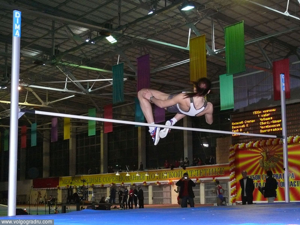 Елена Слесаренко преодолевает высоту 170 см с солидным запасом.. 