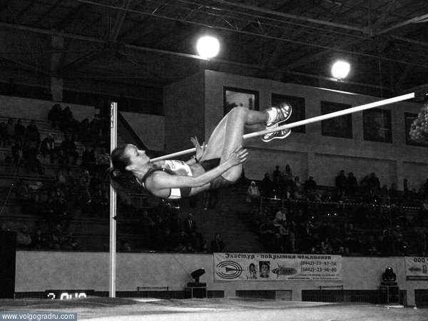 Победный прыжок Елены Слесаренко на высоте 197 см. (Ошибся с экспозицией, пришлось перевести в ч/б, иначе слишком зашумлено). 
