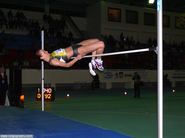 Елена Слесаренко с первой попытки преодолевает высоту 192 см.. 