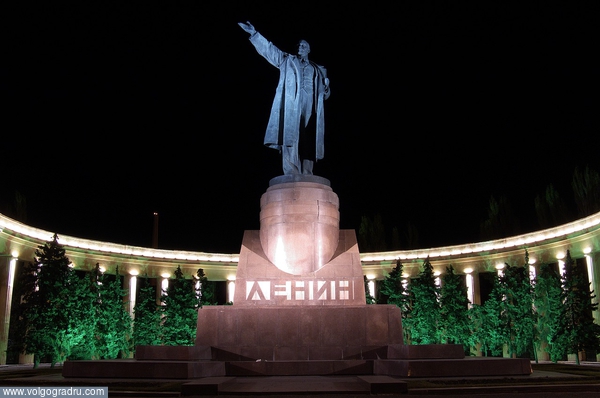 Памятник Ленину посреди одноименной площади. Волгоград, ночь, ночной город