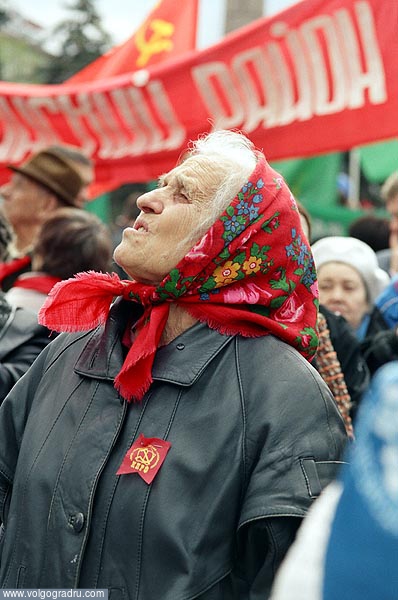Женщина - коммунист, слушает выступление своего лидера. Волгоград, Лидер, жители