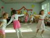 Начало детского  утренника — Дети, полные позитива и энергии, жизнерадостно исполняют танец Осени