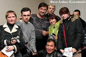 Юрий Шевчук с волгоградскими журналистами после пресс-конференции