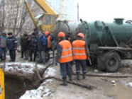 Авария на водопроводе в Дзержинском районе устраняется