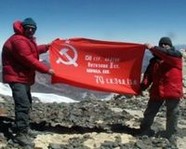 Волгоградские альпинисты водрузили Знамя Победы над Америкой