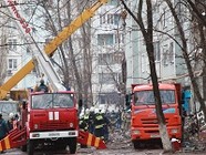 Спасатели разобрали большую часть завала у разрушенного подъезда дома в Волгограде
