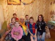 Волгоградские справороссы и активисты «Социал-демократического союза женщин России» поздравили многодетную семью с Новым годом