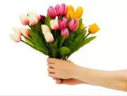 Самым популярным подарком на 8 марта стали цветы