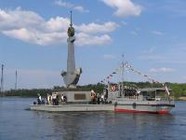 В Волгограде установили плавучий памятник