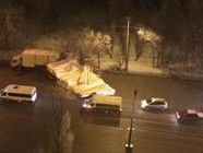 В Волгограде магистраль перекрыли доски, высыпавшиеся из КамАЗа